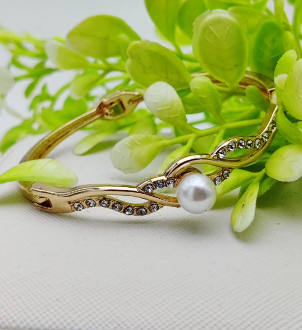 Graceful Adjustable Bracelet With Dazzling Pearl